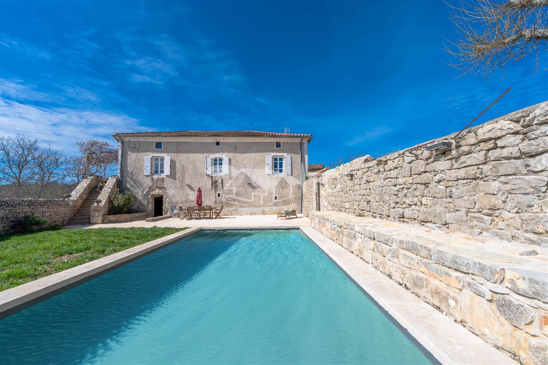 Sublime Demeure Du Xviiieme Siecle Avec Cour Interieure Et Piscine Jardin De Cure