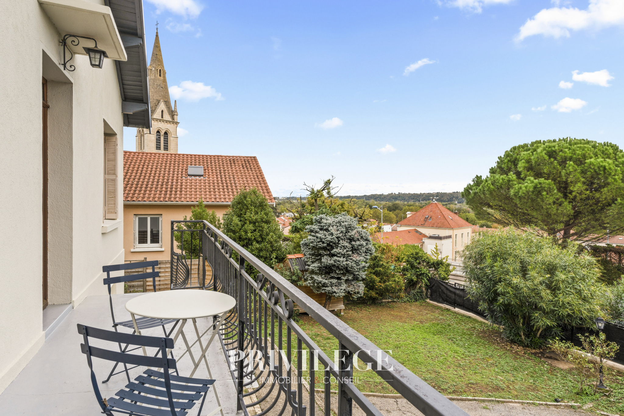 Charmante Maison au Centre de Vernaison avec Piscine et Gara