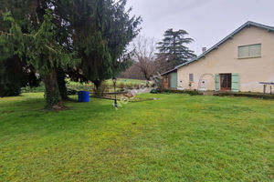 Maison avec double garages et grand terrain situé à Saint-jory-de-chalais