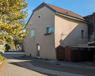 Maison mitoyenne en pierres 91m2 avec terrasse et garage double