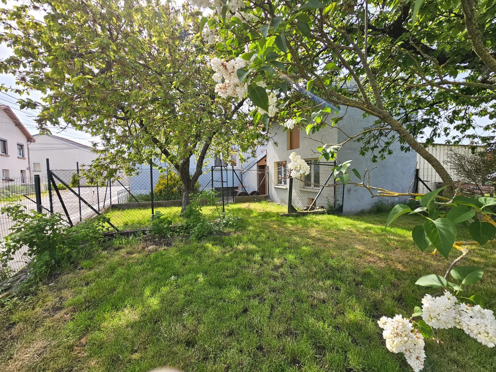 MAISON FAMILIALE sur SOUS-SOL à RENOVER