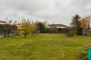 Terrain plat - 1000m² - zone UB - Chazay d'Azergues - libre constructeur.