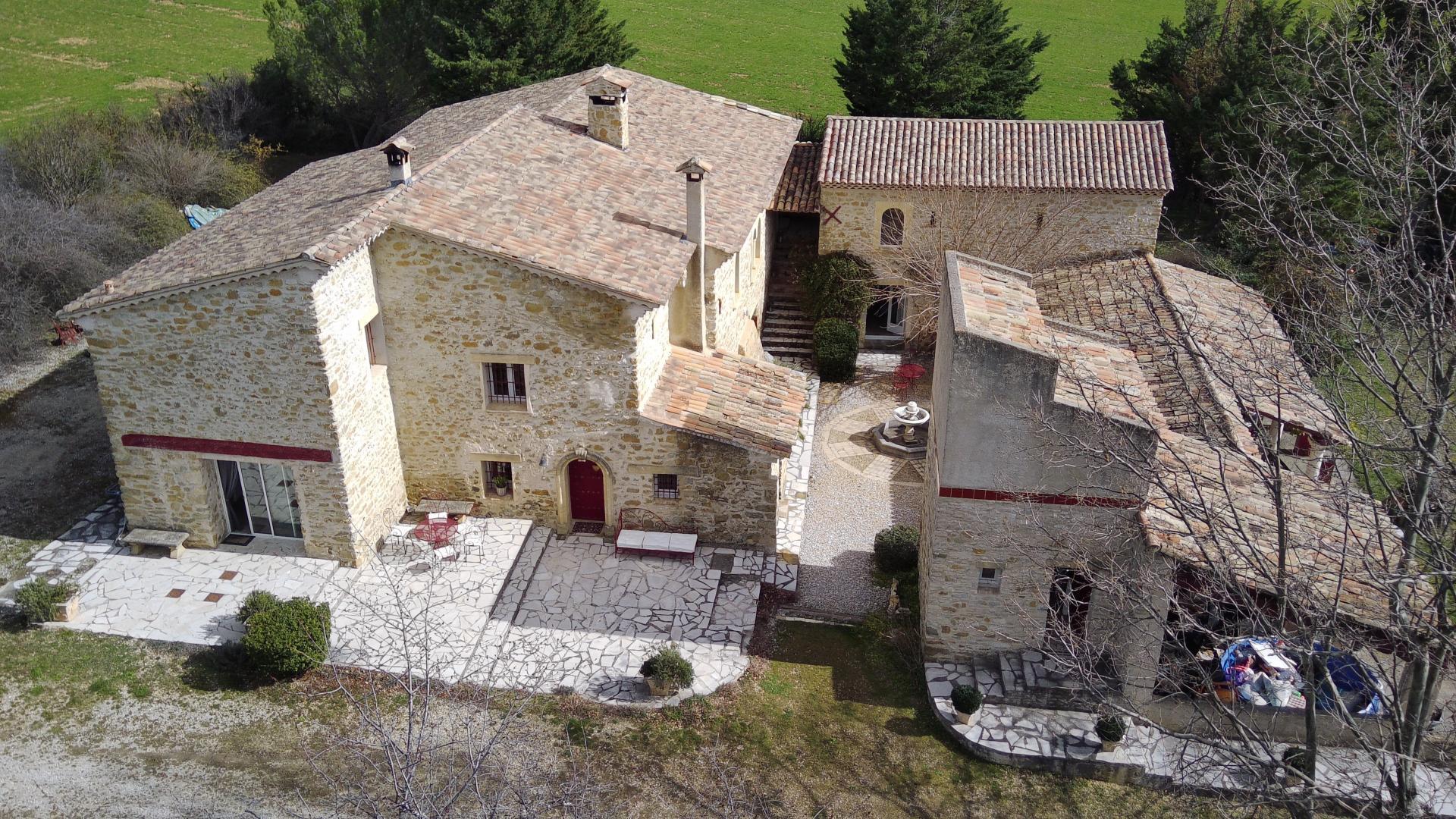 Magnifique domaine en pierre à Cruis, sur près de 6 hectares