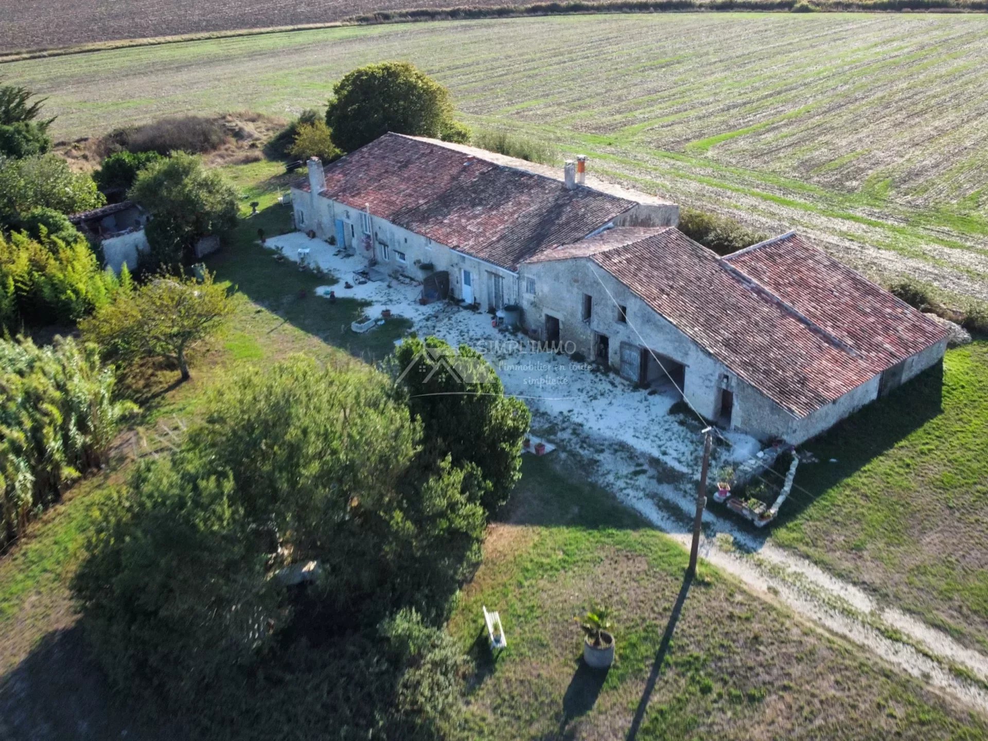 Longère charentaise 190 m² avec dépendances