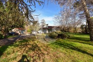 Maison traditionnelle avec piscine sur un beau terrain arboré