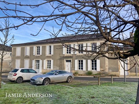 Cette belle maison se trouve au centre d'un villag