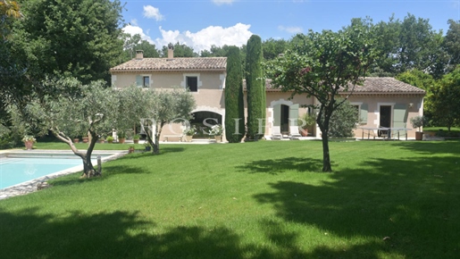 Au pied du Luberon, maison de qualité sur terrain paysagé