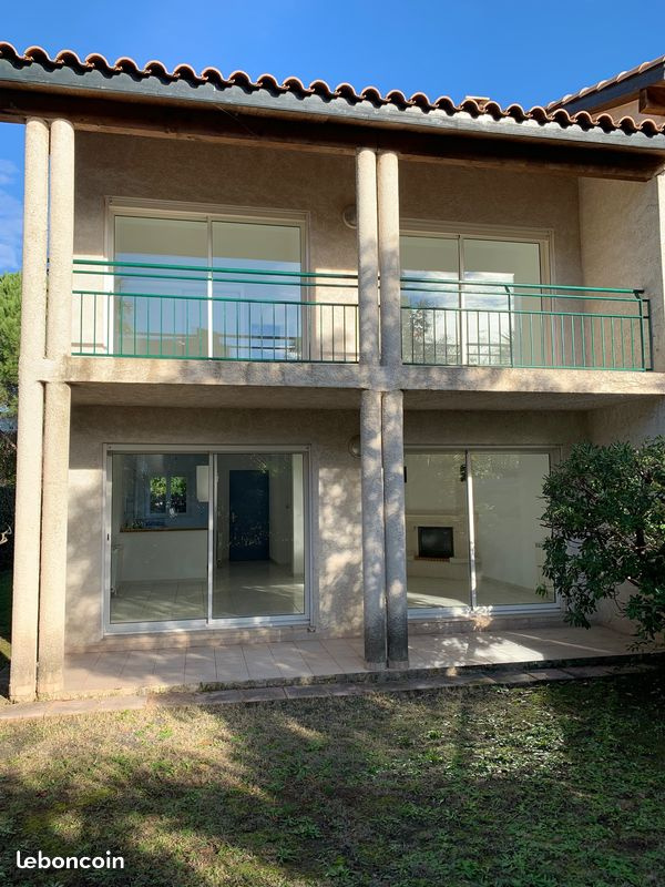 Location Domaine de Massane Villa 4 pièces de 90m2 sur un Te 