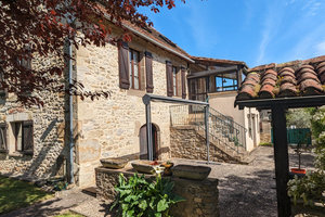 Maison de village en pierre et son double garage 