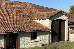 Proche Chalais. Maison mitoyenne avec grange attenante, sur environ 5000m² de terrain