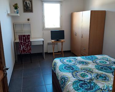 Loue chambre 13 m2 à l'année