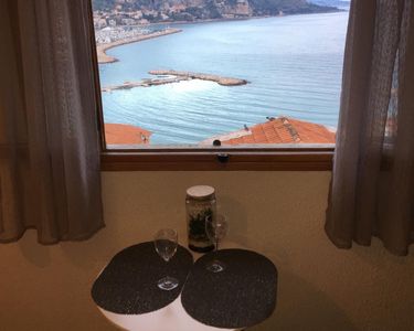 LOCATION ETUDIANTE T2 meublé climatisé, plein centre ville de menton, vue mer 