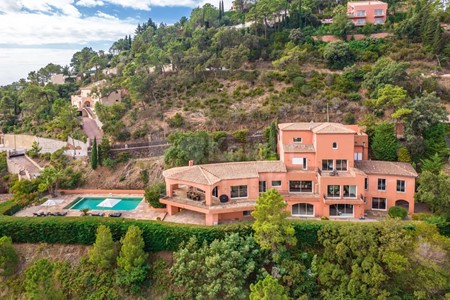 Theoule sur Mer : Une Superbe villa en sommet de colline avec piscine et vue mer panoramique