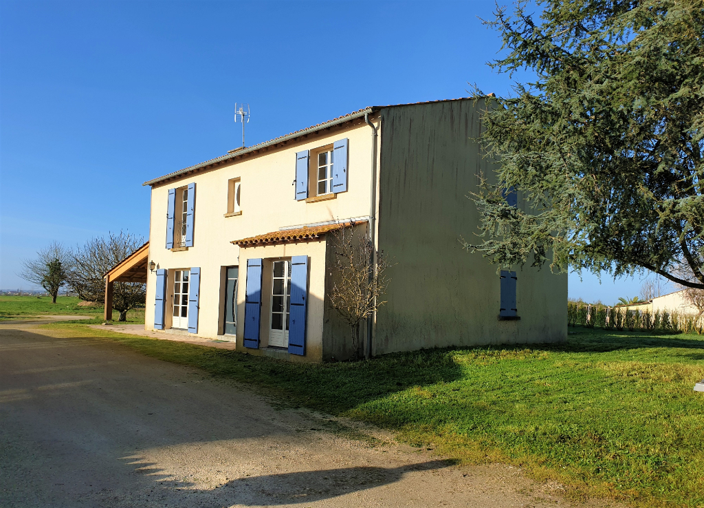 Maison d'une surface habitable de 180,11 m² à vendre à SAINT SORNIN (17600).