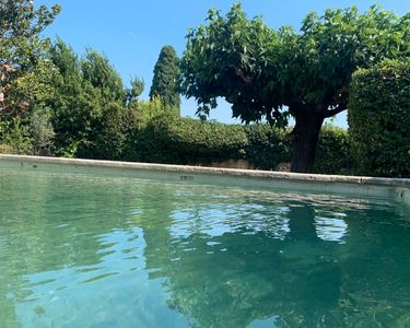 Au coeur du village de VILLEDIEU, 6 km de VAISON, grande maison de village avec piscine sur 1200m² 