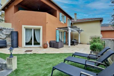 EZE VILLAGE - VILLA SUR 2 NIVEAUX DE 115M² A VENDRE - LOTISSEMENT AVEC PISCINE - TERRASSE - JARDIN 