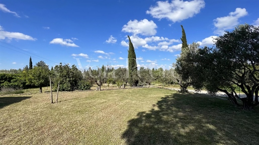 Terrain constructible à Fontvieille 1800 m2