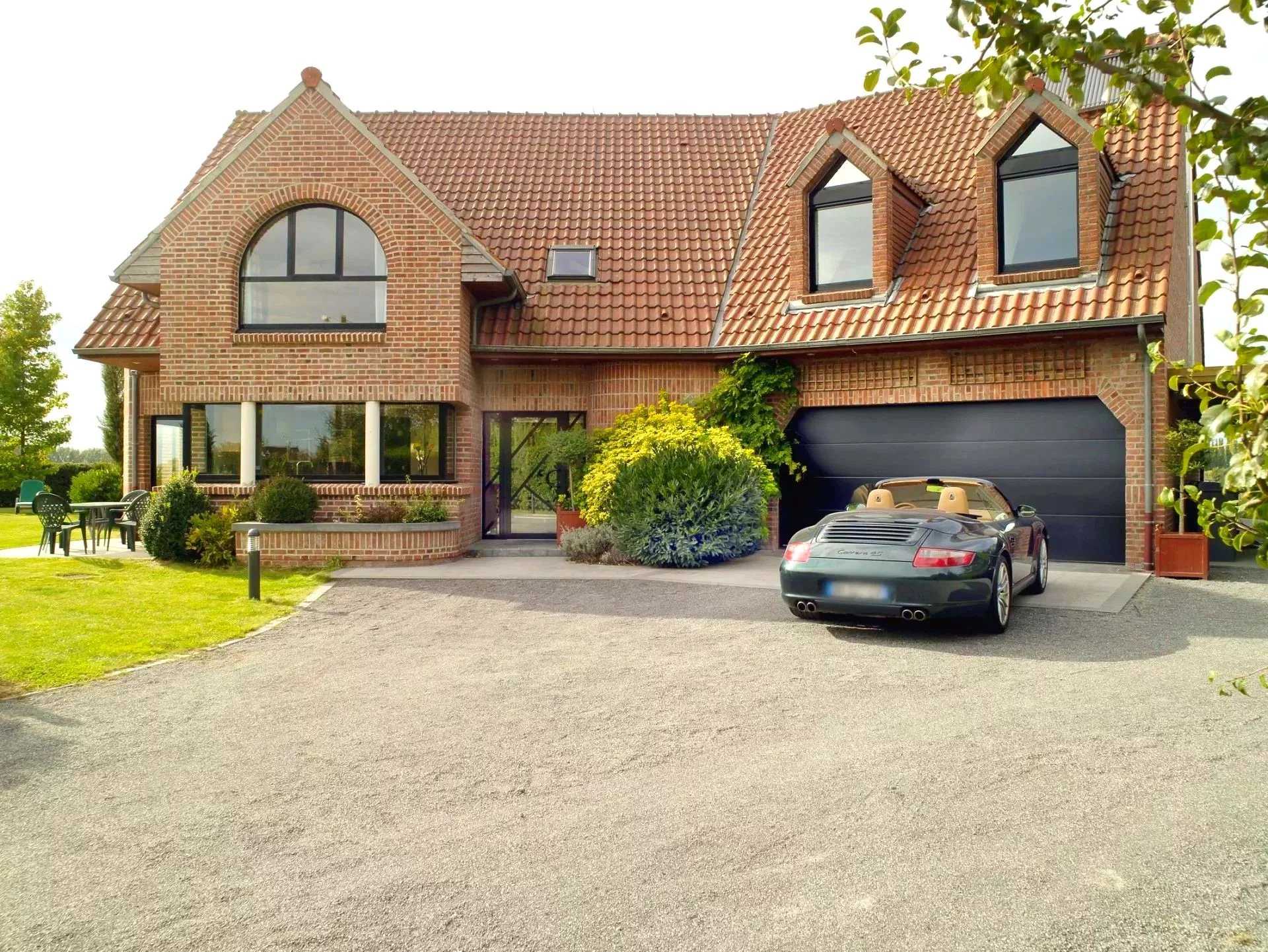 Ennetières-En-Weppes - Maison d'architecte 5 chambres, garages bâtie sur une parcelle de 2520 m2