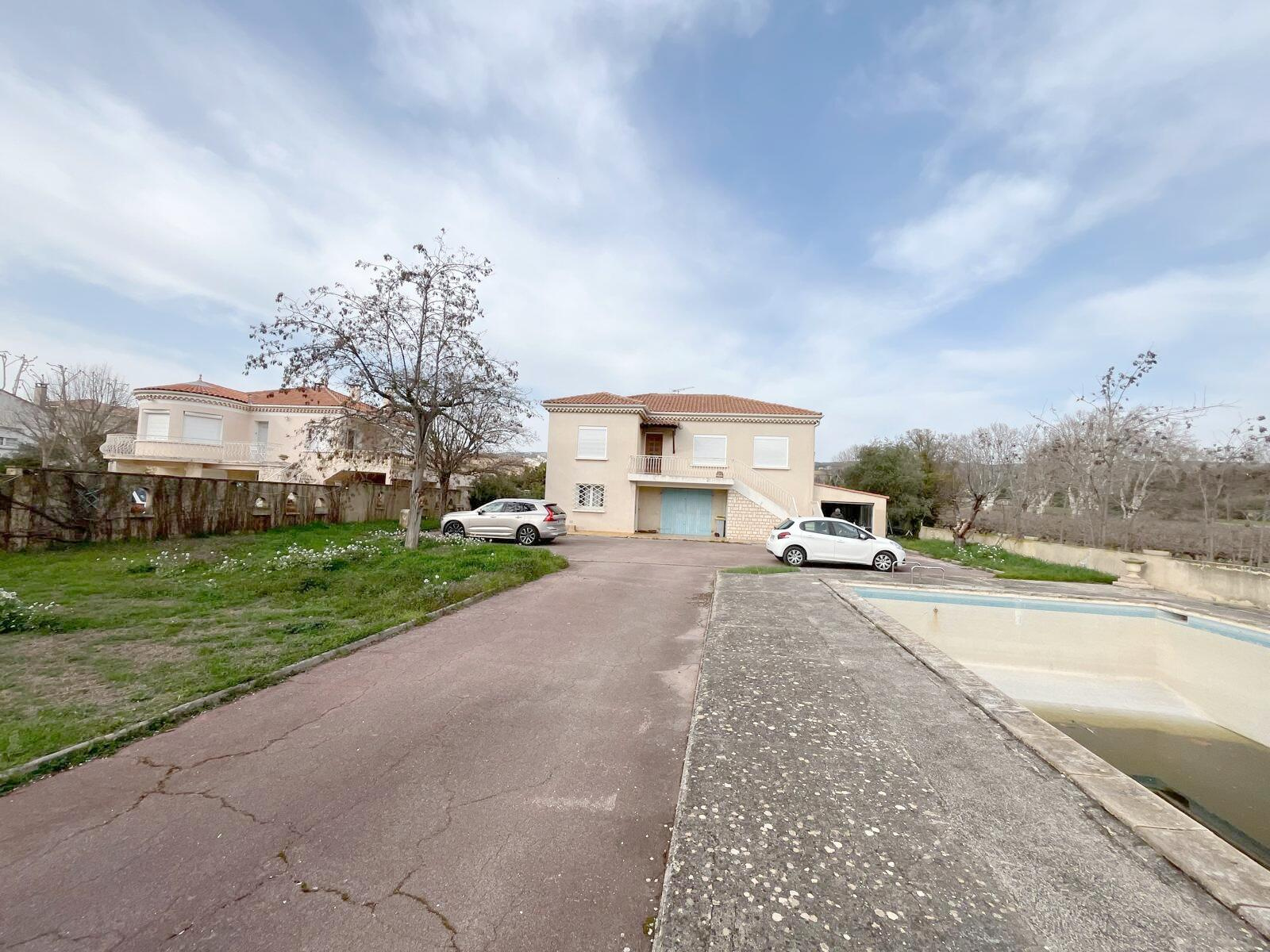 Villa pouvant etre divisée en 2 logements  sur 1189 m2