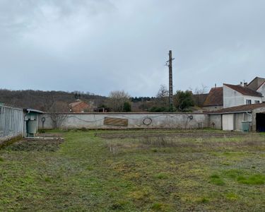 Terrain constructible fermé de 981 m²