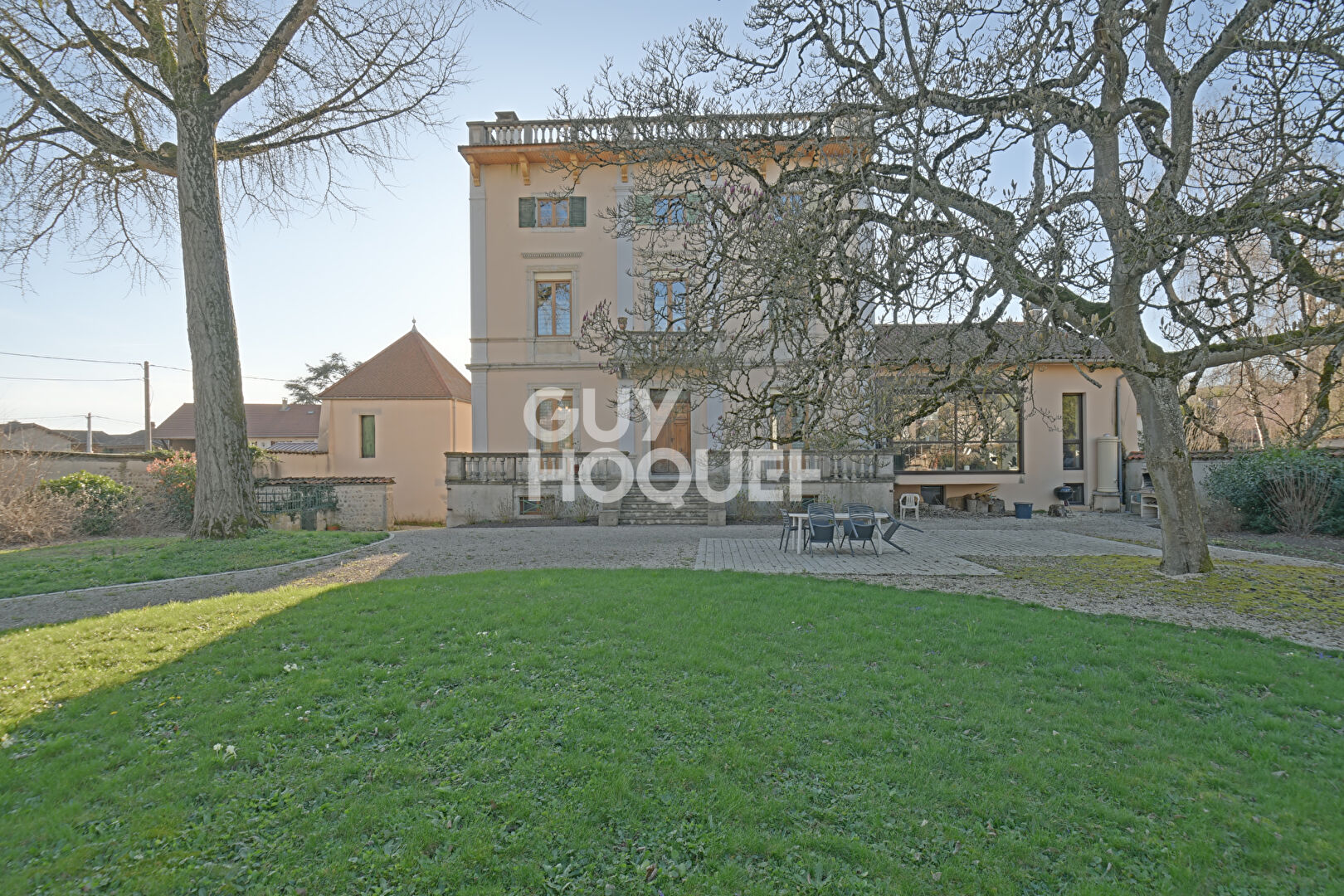 (Visite virtuelle) Maison bourgeoise de 350 m² avec un magnifique jardin arboré sur un terrain de 