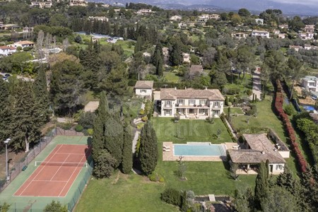 Castellaras : Une superbe bastide avec piscine et court de tennis