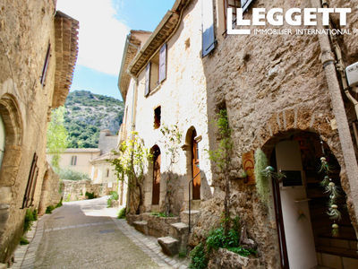 Charmante maison de village en pierre avec local commercial et joli jardin avec de superbes vues.