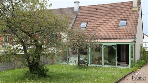 Maison à vendre en quartier résidentiel avec maison annexe 