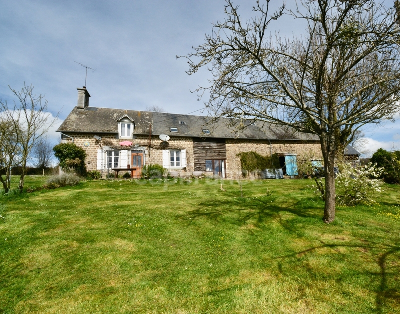 Dpt Manche (50), à vendre maison P5 avec dépendances et vue sur la vallée