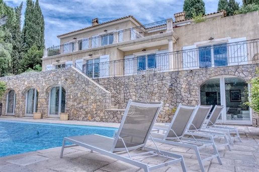 Mougins : Villa 5 chambres, 297 m² en parfait état avec piscine et vue sur collines 