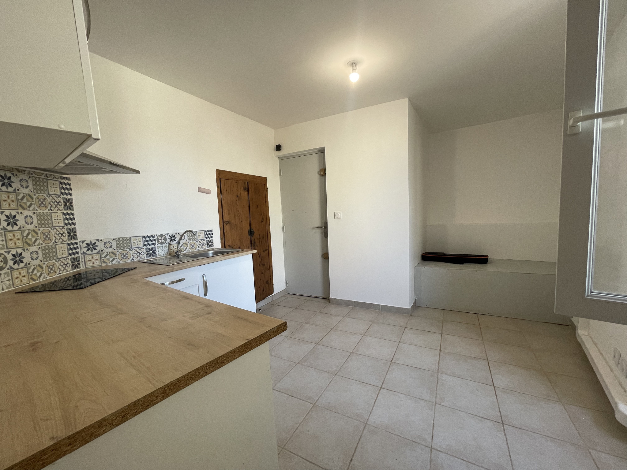 Sérignan-du-Comtat. Immeuble en centre ville. 104m2