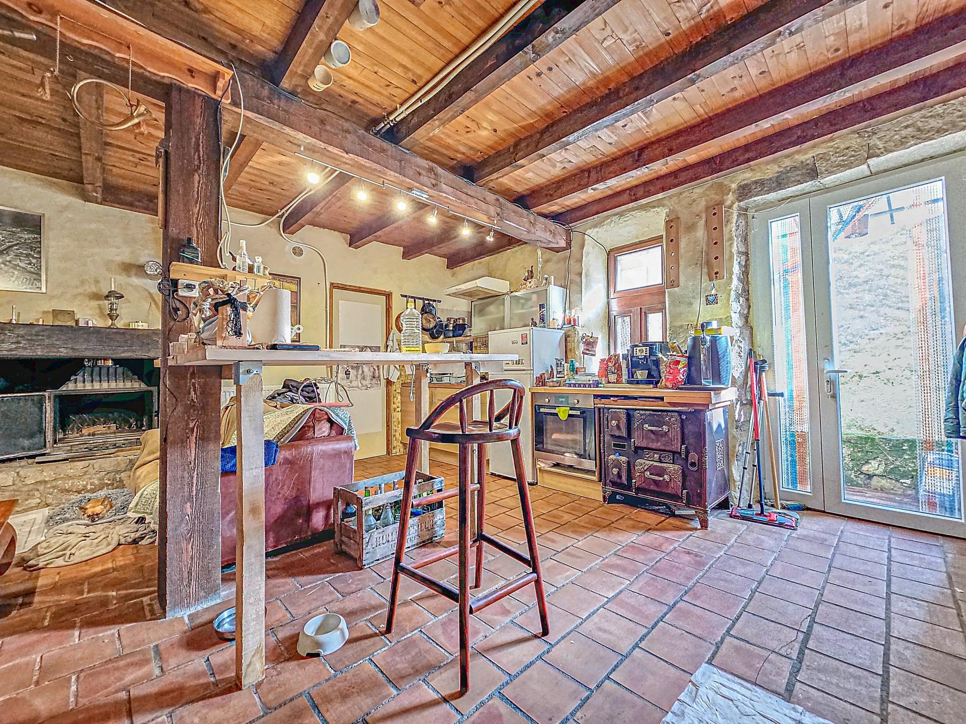 Maison de caractère au coeur du village avec caves et petite terrasse