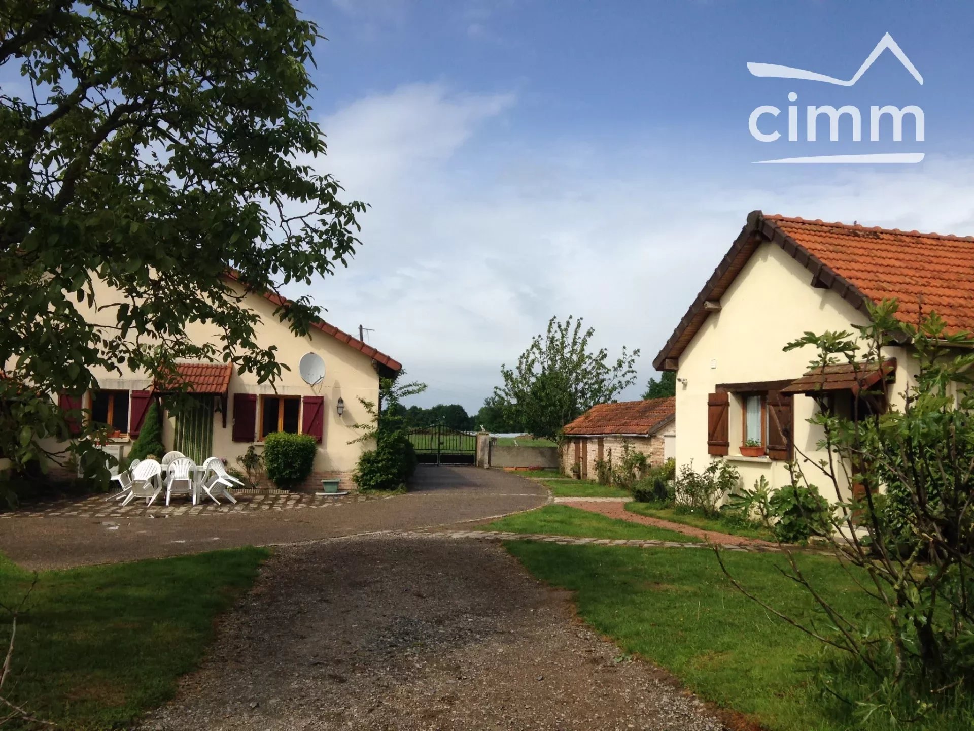 PROPRIETE COUP DE COEUR 3 HA 2 MAISONS UNE PISCINE 