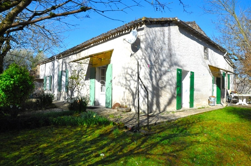 Maison en pierre avec jardin clos et une parcelle non attenante.