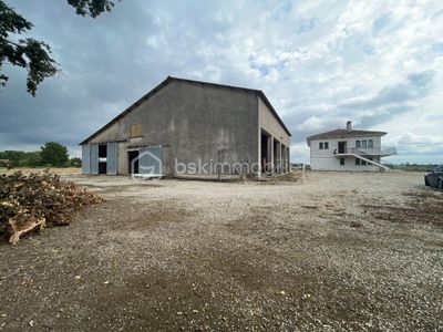 MAISON 180 m² - DEPENDANCE 400 m²- TERRAIN PLAT PISCINABLE 8000 m² 