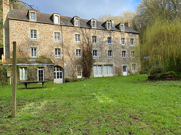 A VENDRE PROPRIETE DINAN DE 689 M2 SUR 15 000M2 DE TERRAIN