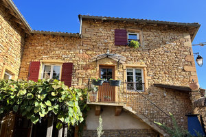 CHARNAY TRES BELLE MAISON BEAUJOLAISE EN PIERRES DORÉES