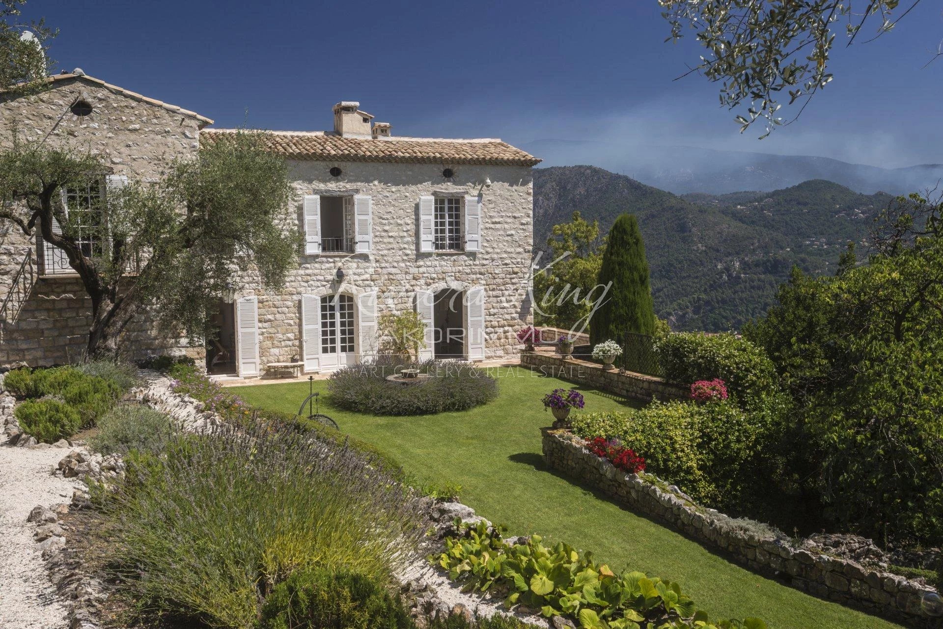 Château classé à 40 mn de Nice .