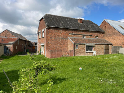 Fermette individuelle 5 chambres vie de plain-pied au calme,dépendances.