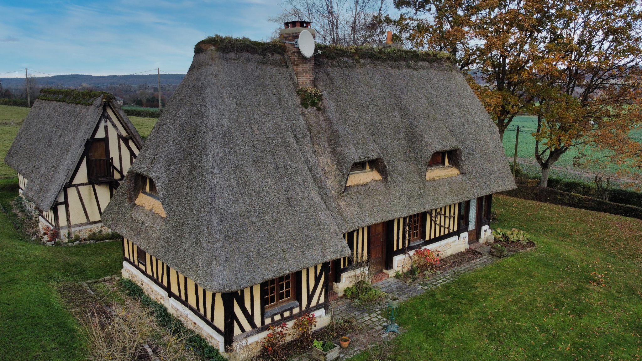 Chaumière normande dans un environnement valloné 