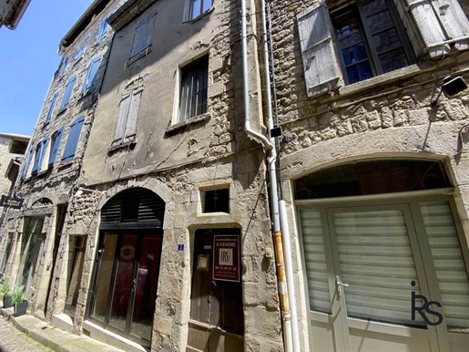 Un immeuble ancien Entierement À Rénover comprenant un local commercial de 104,33 m2 et 18