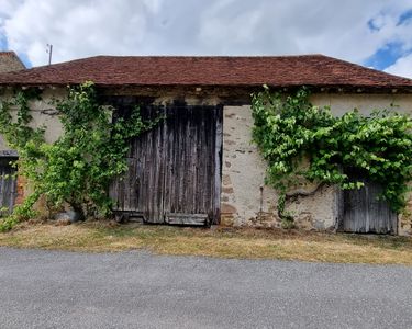 Dans un village typique du Haut Limousin venez découvrir cette grange et deux étables de construct