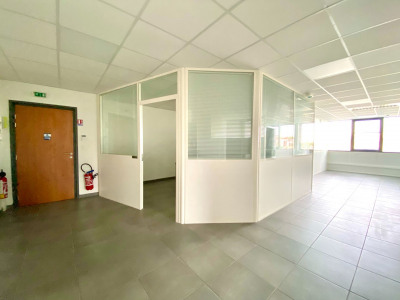 Immobilier professionnel Location Béziers  133m² 2126€