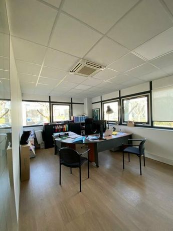 Bureau 749 m²