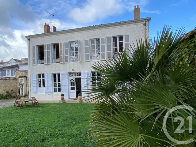 Maison 9 pièces 366 m²