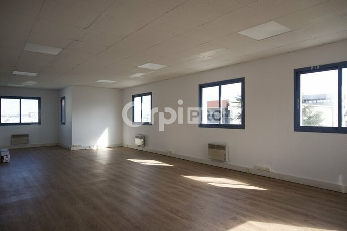 Immobilier professionnel Location Chassieu  85m² 979€