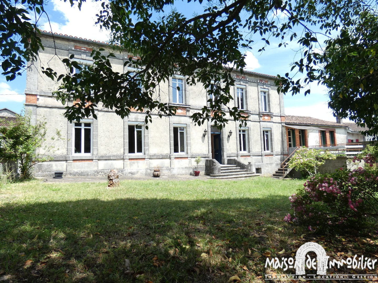 PROCHE COGNAC,  MAISON CHARENTAIRE à acheter avec MAISON DE  