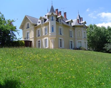 Domaine Chateau Manoir parc naturel du Pilat entouré jardins avec Chambres d'Hôtes, Spa, Sauna, Pi