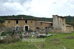 Ancienne ferme en pierre sur 8 hectares de terrain