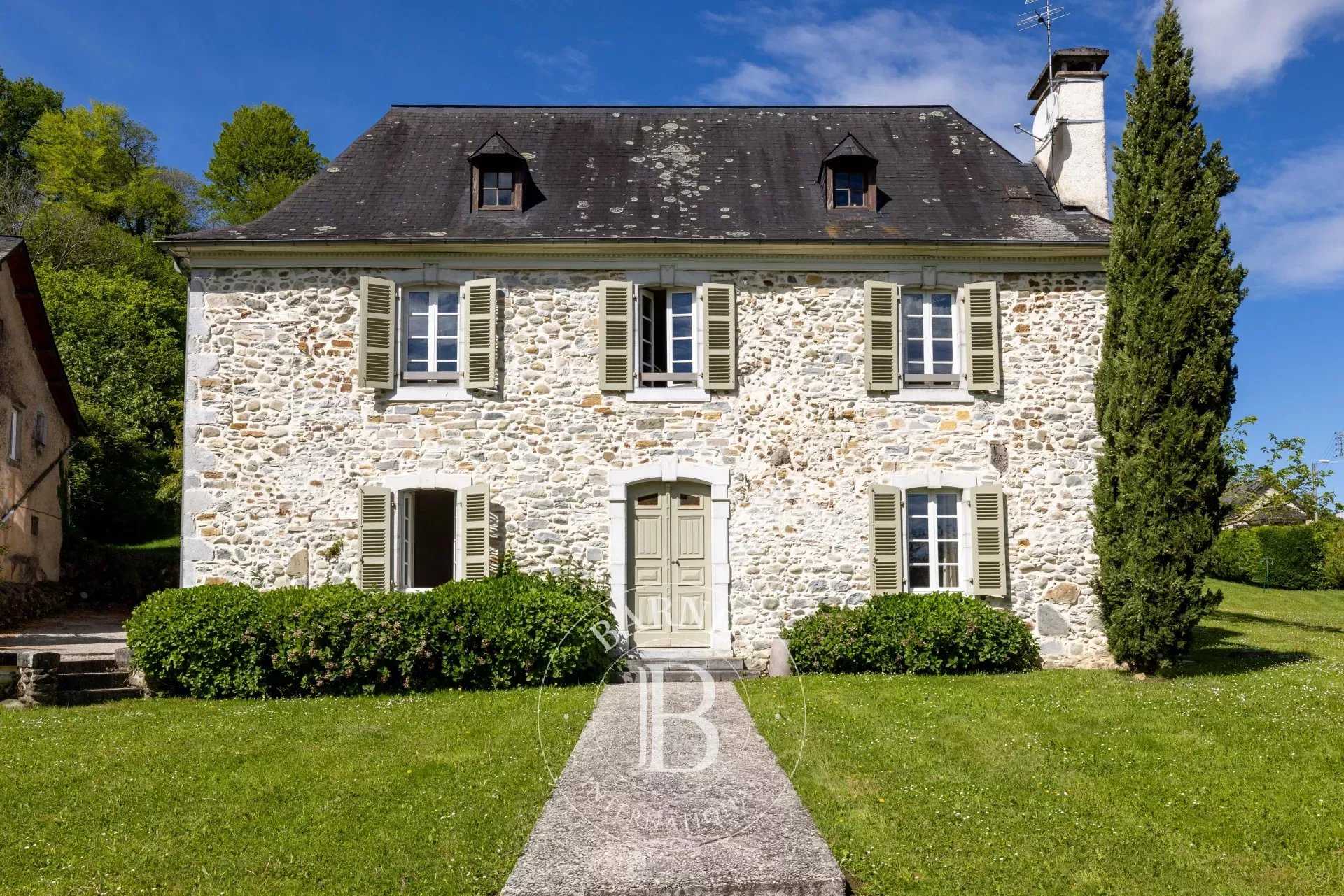 CHARMANTE MAISON DE MAÎTRE DANS LE PIEDMONT DES PYRÉNÉES 